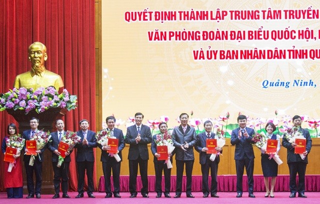 Bí thư Tỉnh ủy Quảng Ninh Nguyễn Văn Đọc, Chủ tịch UBND tỉnh Quảng Ninh Nguyễn Đức Long trao quyết định bổ nhiệm Giám đốc và Phó Giám đốc Trung tâm Truyền thông tỉnh.