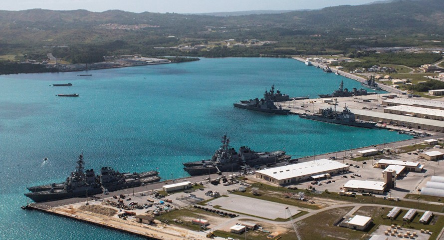 Các tàu hải quân neo đậu trên bờ biển đảo Guam. Ảnh: Reuters