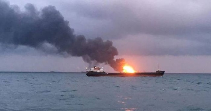 ai tàu mang cờ Tazania bất ngờ bốc cháy trong lúc tiếp dầu. (Ảnh: Global News)