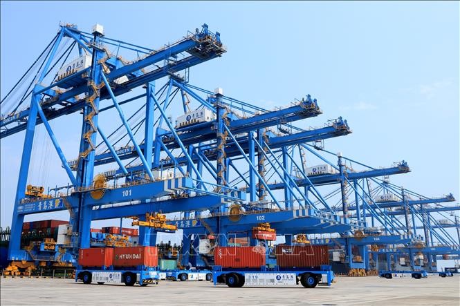 Bốc dỡ hàng hóa tại cảng container ở Thanh Đảo, tỉnh Sơn Đông, miền đông Trung Quốc. Ảnh: THX/TTXVN