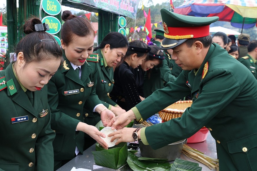 Cán bộ Quân đội gói bánh chưng tặng đồng bào biên giới Lạng Sơn ăn Tết 