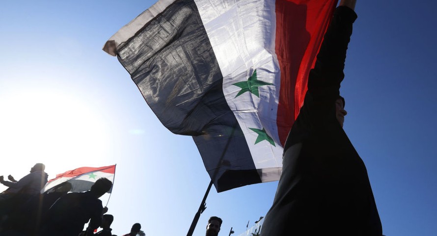 Quốc kỳ Syria được giương cao trong các cuộc biểu tình. Ảnh: Sputnik