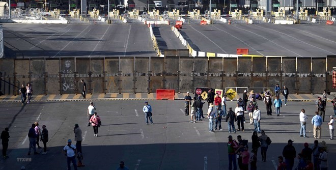 Người di cư tại khu vực cửa khẩu San Ysidro trên biên giới Mỹ-Mexico. (Nguồn: AFP/TTXVN)