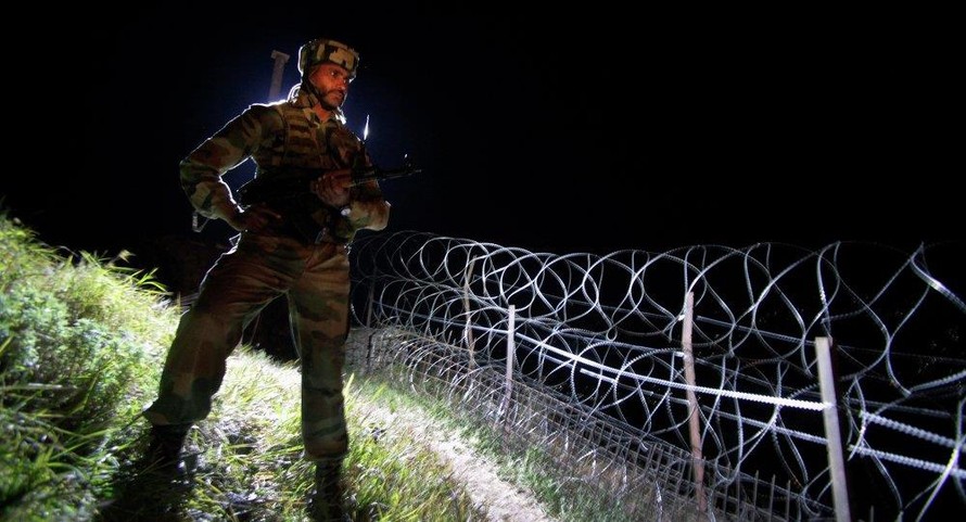 Binh lính Ấn Độ canh gác tại hàng rào chia ranh giới Ấn Độ-Pakistan