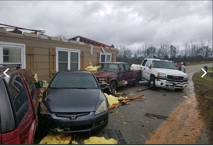 Nhà cửa hư hại và xe cộ bị phá hủy tại bang Alabama. Ảnh: WFSA