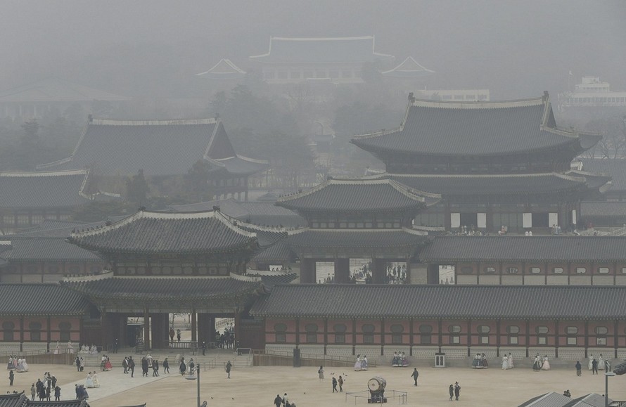 Cung điện Gyeongbok ở Seoul, Hàn Quốc chìm trong bầu không khí ô nhiễm. Ảnh: AP