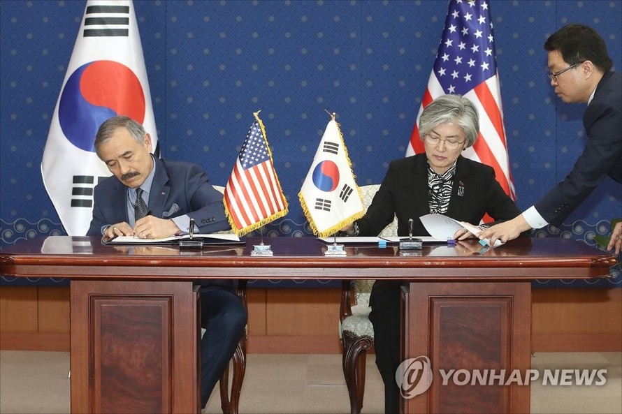 Bộ trưởng Ngoại giao Hàn Quốc Kang Kyung-wha (phải) và Đại sứ Hoa Kỳ tại Hàn Quốc Harry Harris ký thỏa thuận chia sẻ gánh nặng tài chính cho Lực lượng Hoa Kỳ Hàn Quốc tại Seoul vào ngày 8/3 năm 2019. Ảnh: Yonhap