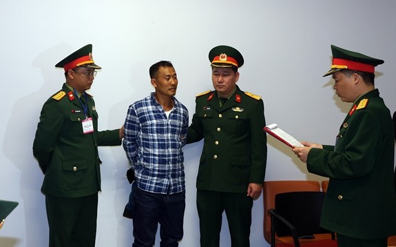  Cơ quan Điều tra hình sự Bộ Quốc phòng tống đạt các quyết định truy tố đối với bị can Lê Quang Hiếu Hùng.