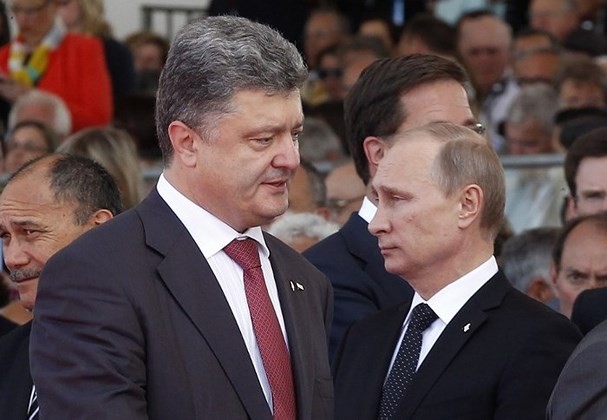 Tổng thống Ukraine Petro Poroshenko (phải) và Tổng thống Nga Vladimir Putin. Ảnh: Unian