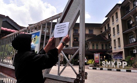 Một trường học ở Pasir Gudang thông báo đóng cửa sau khi nhiều học sinh bị ngộ độc bởi con sông gần đó - Ảnh: Malay Mail
