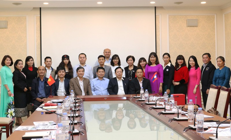 Ban biên tập Báo Xây dựng chụp ảnh lưu niệm với đoàn nhà báo Lào.
