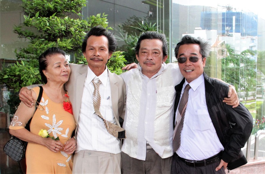 Tiến sĩ Nguyễn Ngọc Quang (thứ hai từ phải qua) và các đồng nghiệp tại trường ĐH Quy Nhơn. Ảnh: Đại Dương
