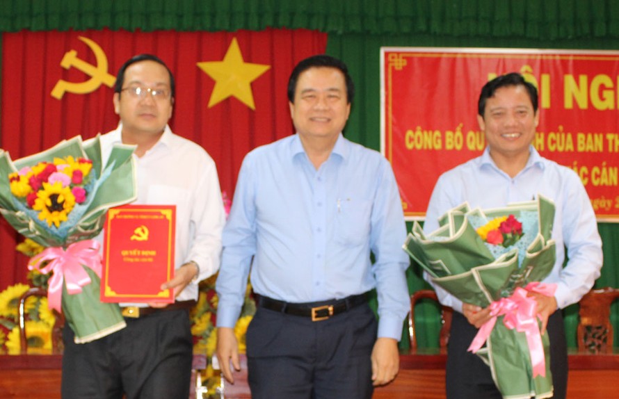 Đồng chí Phạm Văn Rạnh trao quyết định và chúc mừng các đồng chí Phạm Tấn Hòa, Nguyễn Minh Lâm