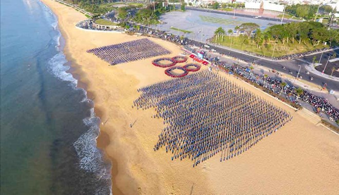 Đoàn viên, thanh niên tỉnh Bình Định đồng diễn tại bãi biển chào mừng 88 năm Ngày thành lập Đoàn TNCS Hồ Chí Minh