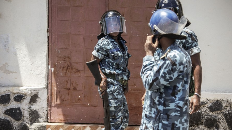 Quân đội Comoros ngày 28/3 đã tiêu diệt 4 tay súng trong một vụ giao tranh gần một căn cứ ở Moroni. (Nguồn: The Guardian)