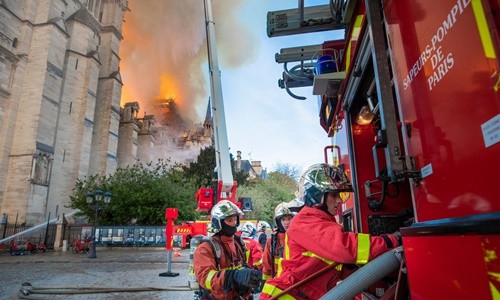 Robot giúp lính cứu hỏa dập đám cháy ở Nhà thờ Đức Bà Paris