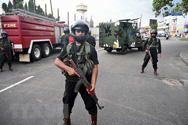 Binh sỹ gác tại khu vực gần nhà thờ St. Anthony ở thủ đô Colombo, Sri Lanka, sau loạt vụ nổ ngày 22/4/2019. Ảnh: AFP