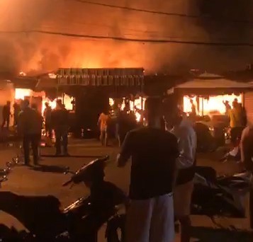 Cháy lớn làm nhiều kiốt tại chợ Phước Long bị thiêu rụi