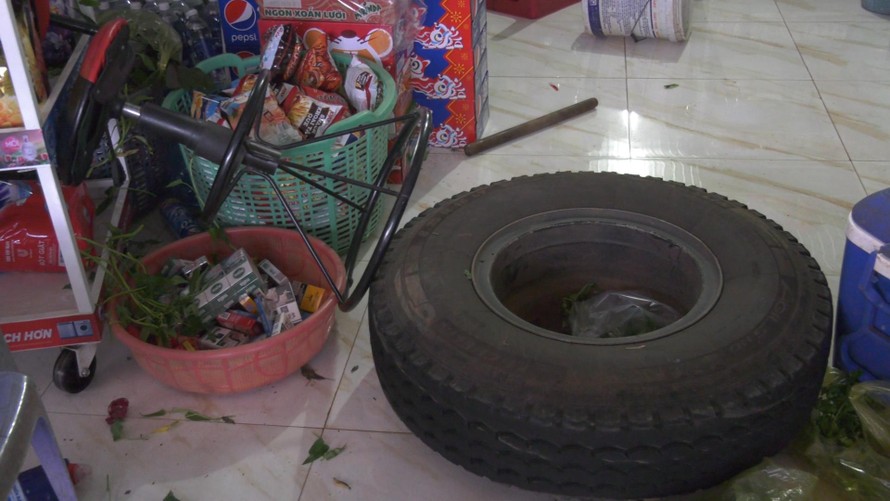 Thót tim cảnh nổ lốp, bánh xe tải lao thẳng vào quán tạp hóa ở Bình Phước