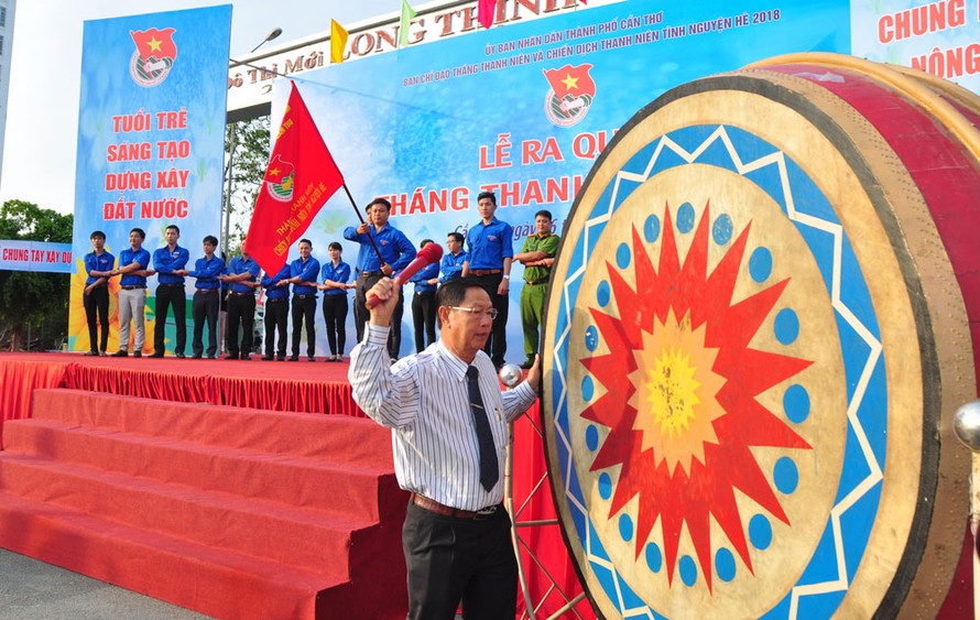 Ông Lê Văn Tâm, Phó Chủ tịch UBND TP Cần Thơ đánh trống phát lệnh Tháng thanh niên
