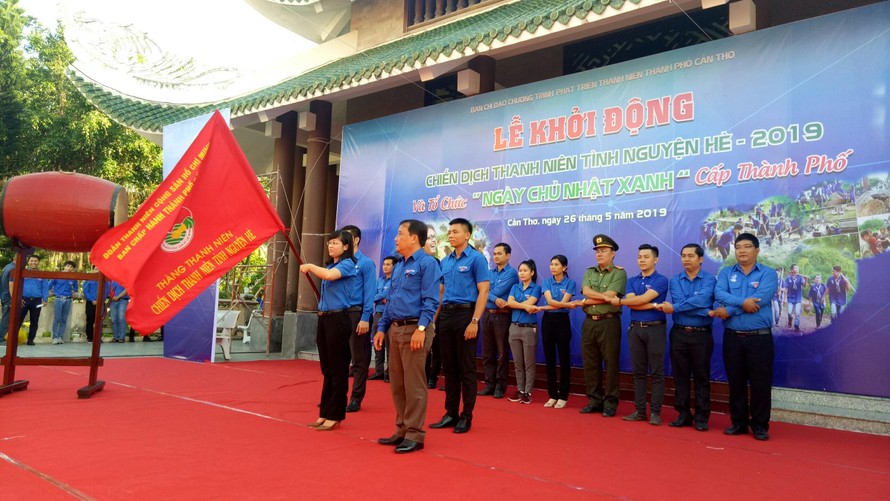Chị Lư Thị Ngọc Anh – Phó bí thư Thành Đoàn Cần Thơ – Chỉ huy trưởng Ban Chỉ huy Chiến dịch thanh niên tình nguyện hè năm 2019, nhận cờ lệnh từ lãnh đạo thành phố. 