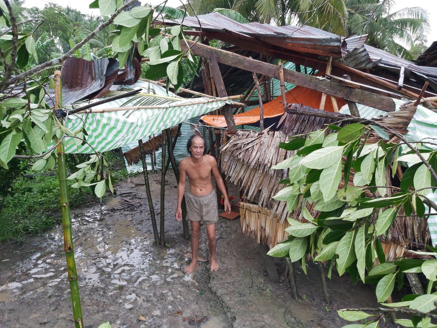 Lốc xoáy quật đổ hàng loạt cây, cuốn phăng mái hơn trăm căn nhà ở Hậu Giang