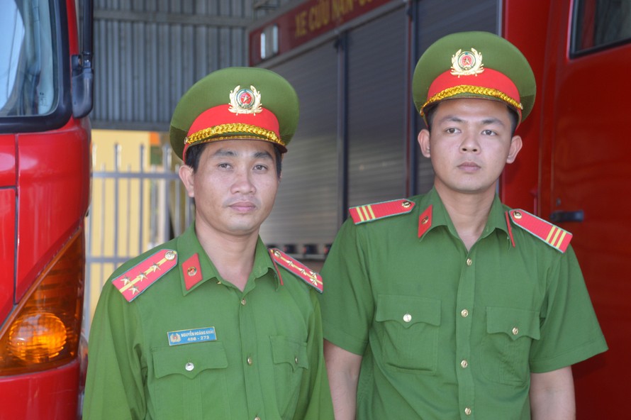Đại úy Khải (bên trái) và Thượng sĩ Khang 