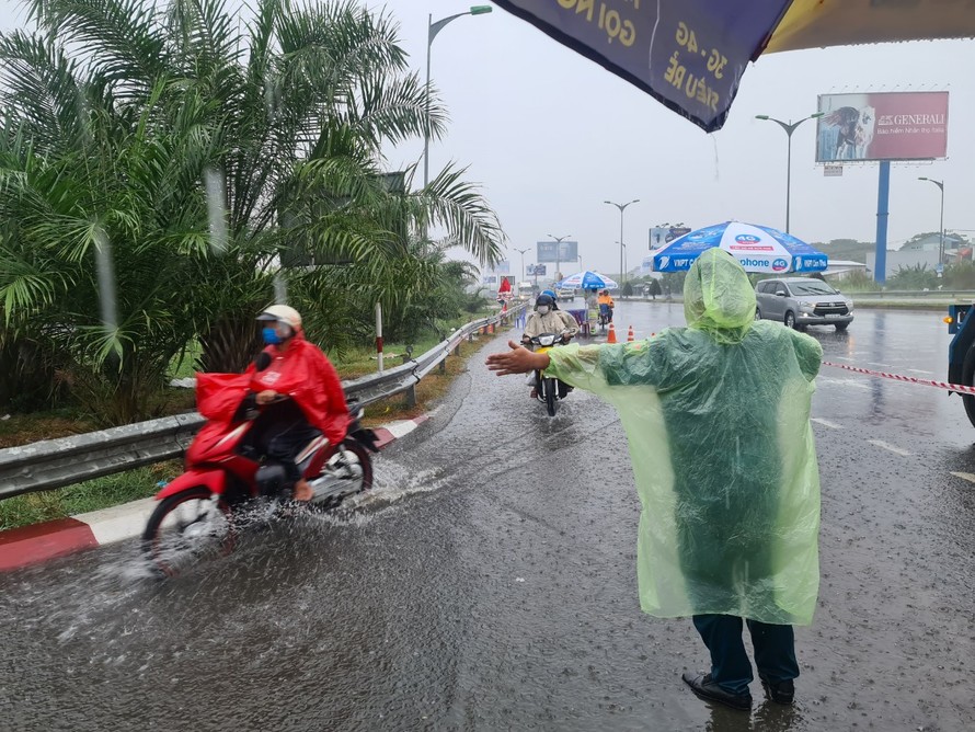 Cảm động tình nguyện viên Cần Thơ dầm mưa giúp dân chống dịch