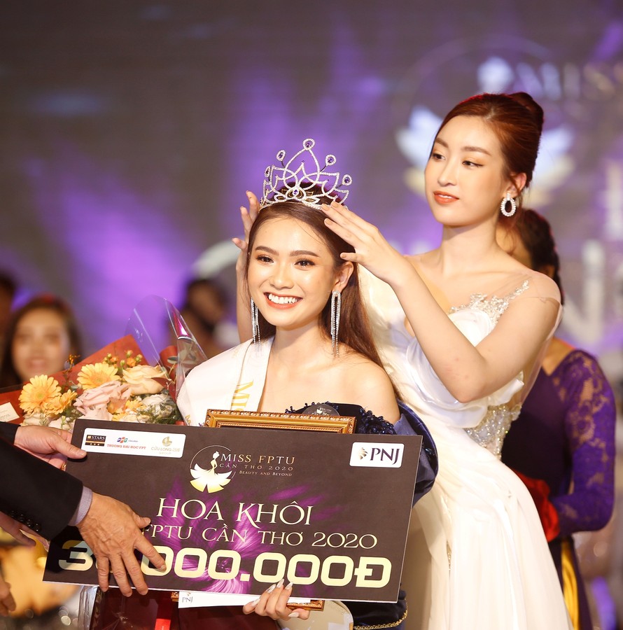 Hoa hậu Đỗ Mỹ Linh trao vương miện cho tân Hoa khôi đại học FPT Cần Thơ