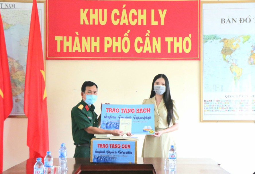 Hoa khôi Huỳnh Thúy Vi tặng sách cho người dân trong khu cách ly phòng dịch COVID