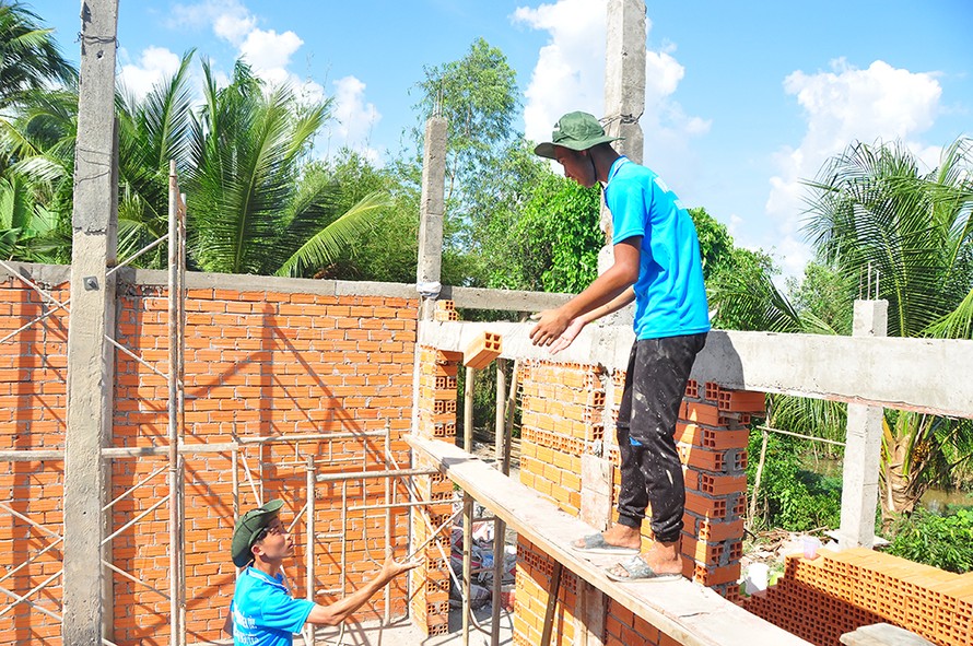 Chiến sỹ tình nguyện 'đội nắng' xây nhà giúp dân nghèo