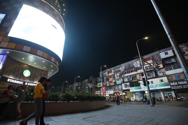 Ánh sáng quảng cáo vào ban đêm khiến nhiều người sống tại khu dân cư ở ngã tư Phạm Ngọc Thạch - Chùa Bộc - Hà Nội bị đảo lộn ảnh: như ý