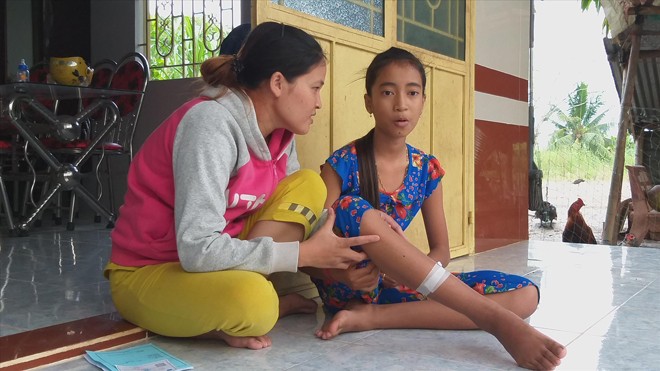 Chị Samala và con gái Mỹ Tiên vẫn còn ám ảnh về chuyện bị khỉ hoang tấn công Ảnh: Kim Hà