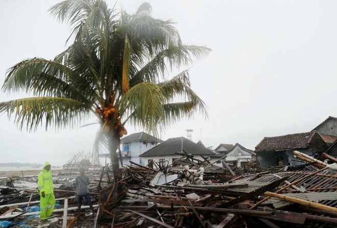 Ngày 26/12, người dân Indonesia thu dọn đống đổ nát bên bờ biển Sumar, tỉnh Banten ảnh: Getty Images
