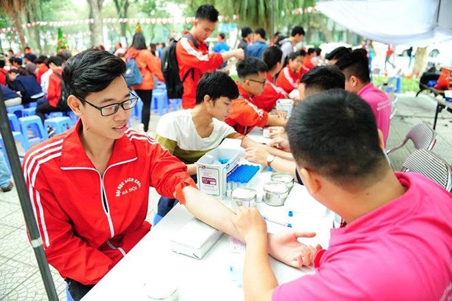 Sinh viên ĐH Bách khoa Hà Nội hiến máu tình nguyện trong ngày Chủ Nhật Đỏ 2018 Ảnh: Xuân Tùng