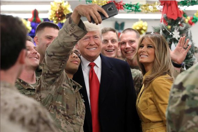 Vợ chồng ông Trump chụp ảnh chung với binh lính Mỹ đồn trú tại Iraq Ảnh: Reuters