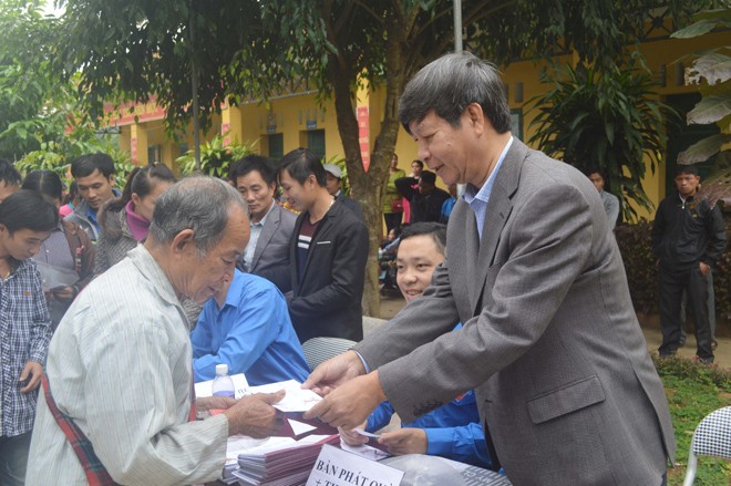 Ông Lê Khắc Hiệp, Phó Chủ tịch Tập đoàn Vingroup trao quà tết cho người nghèo huyện Quan Sơn Ảnh: Kiến Nghĩa