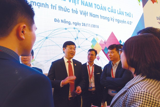 Anh Lê Quốc Phong với các đại biểu Diễn đàn Trí thức trẻ Việt Nam toàn cầu Ảnh: Tấn Lực