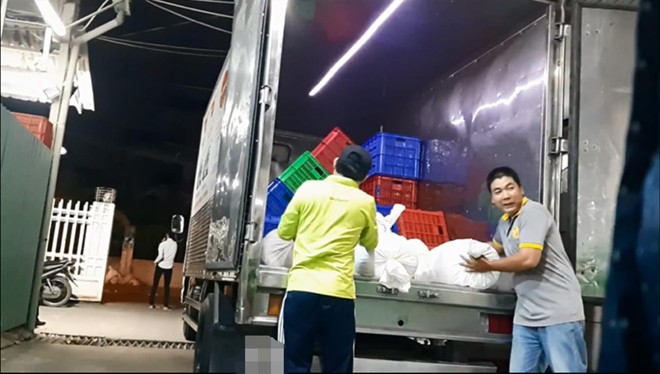 Bún được chứa trong các bao tải để vận chuyển từ Vĩnh Long lên TPHCM 
