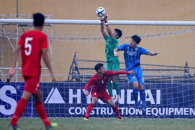 Các cầu thủ U22 Việt Nam đọ sức với Ulsan Hyundai trên sân Hàng Ðẫy cuối tuần qua Ảnh: VSI