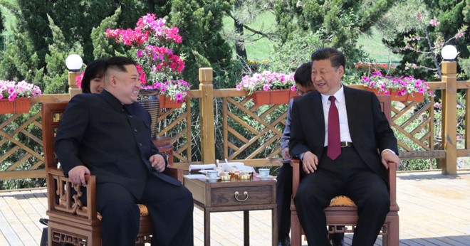 Chủ tịch Trung Quốc Tập Cận Bình và Chủ tịch Triều Tiên Kim Jong-un trong cuộc gặp ở Ðại Liên, Trung Quốc, ngày 8/5/2018 ảnh: Xinhua