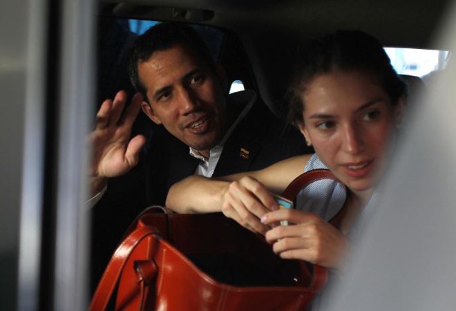 Ông Guaido và vợ rời một khách sạn ở Ecuador hôm 3/3 ảnh: Reuters
