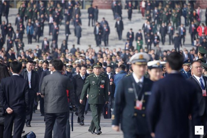 Một sỹ quan quân đội Trung Quốc dự phiên khai mạc quốc hội ngày 5/3 ở Bắc Kinh ảnh: Reuters