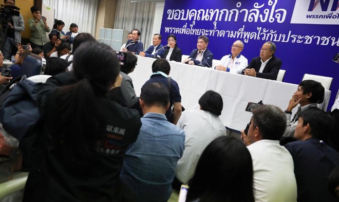 Ðảng Pheu Thái họp báo hôm 25/3 để bày tỏ hoài nghi về kết quả kiểm phiếu ảnh: Athit Perawongmetha