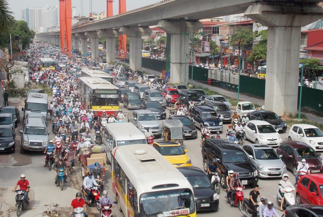 Được đầu tư đồng bộ về hạ tầng giao thông nhưng với lượng xe đông và 7 trường ĐH trên hơn 1 kilômét, đường Nguyễn Trãi luôn xảy ra ùn tắc kéo dàiẢnh: T.Đảng 