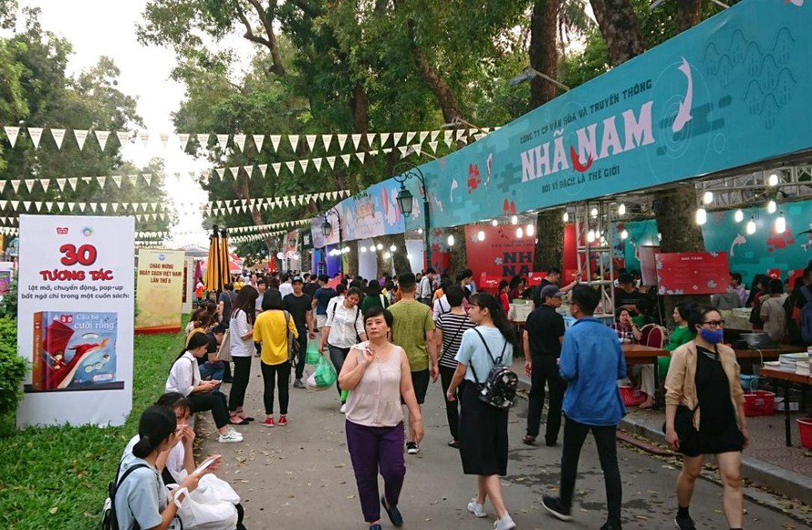 Các gian hàng sách tại công viên Thống Nhất trong ngày hội sách Việt Nam ảnh: Như Ý