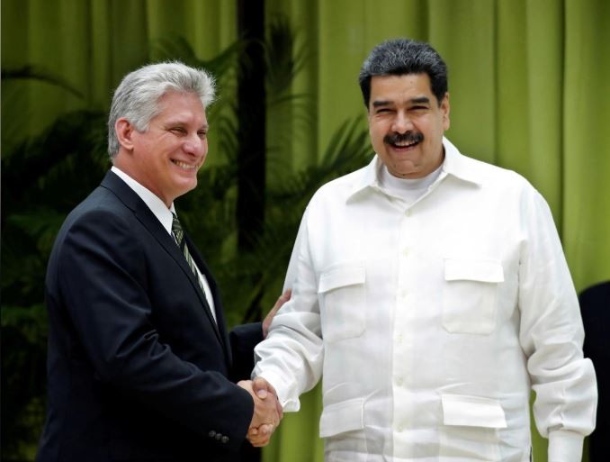 Chủ tịch Cuba Miguel Diaz-Canel (trái) trong một cuộc gặp với tổng thống Venezuela Nicolas Maduro hồi cuối năm 2018 tại Cuba Ảnh: Reuters