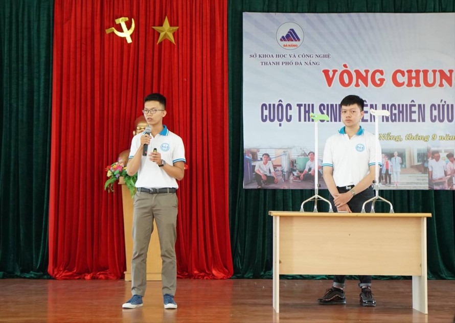 Lê Như Thiên Sao giới thiệu về sản phẩm gậy thông minh dành cho người già tại Vòng chung kết cuộc thi Sinh viên nghiên cứu khoa học TP Đà Nẵng năm 2018 Ảnh: NVCC 