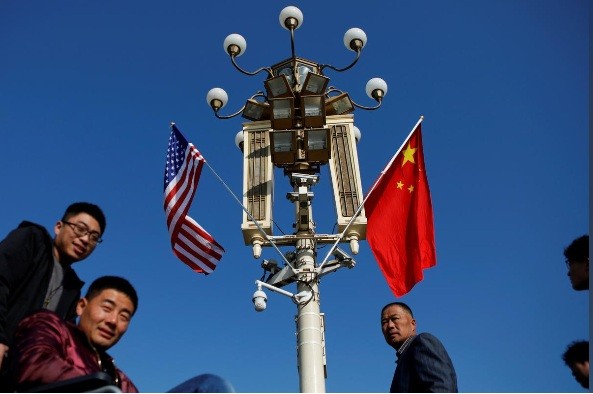 Một cột điện gần Tử Cấm Thành ở Bắc Kinh trong dịp treo cờ Trung Quốc và Mỹảnh: Damir Sagolj