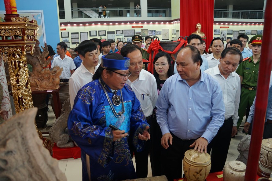 Thủ tướng Nguyễn Xuân Phúc tại gian trưng bày của Hoàng Tuấn Liêm (bên trái) Ảnh Phan Hùng